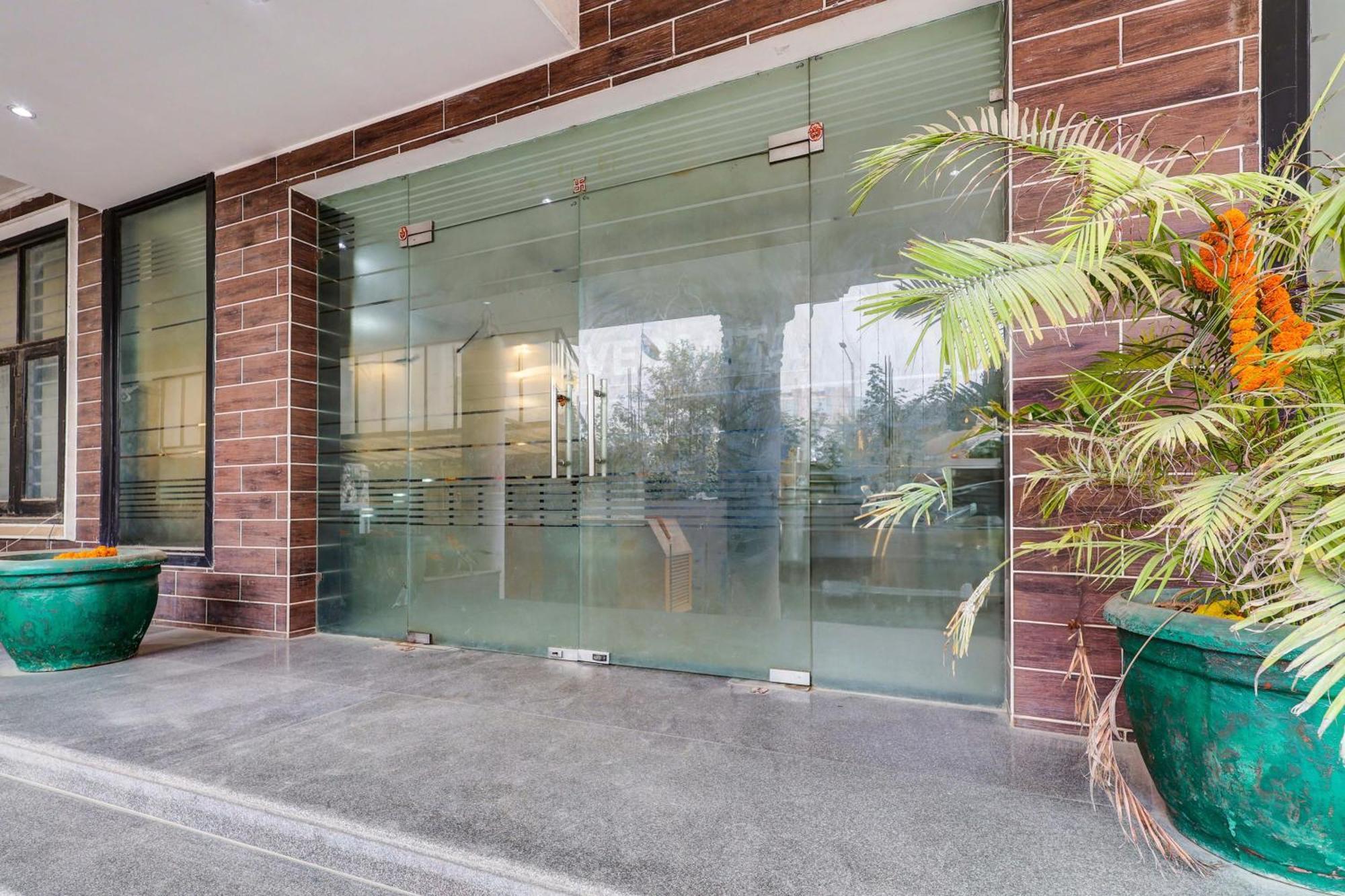Super Townhouse Sector 38 Gurgaon Near Medanta Hotel ภายนอก รูปภาพ