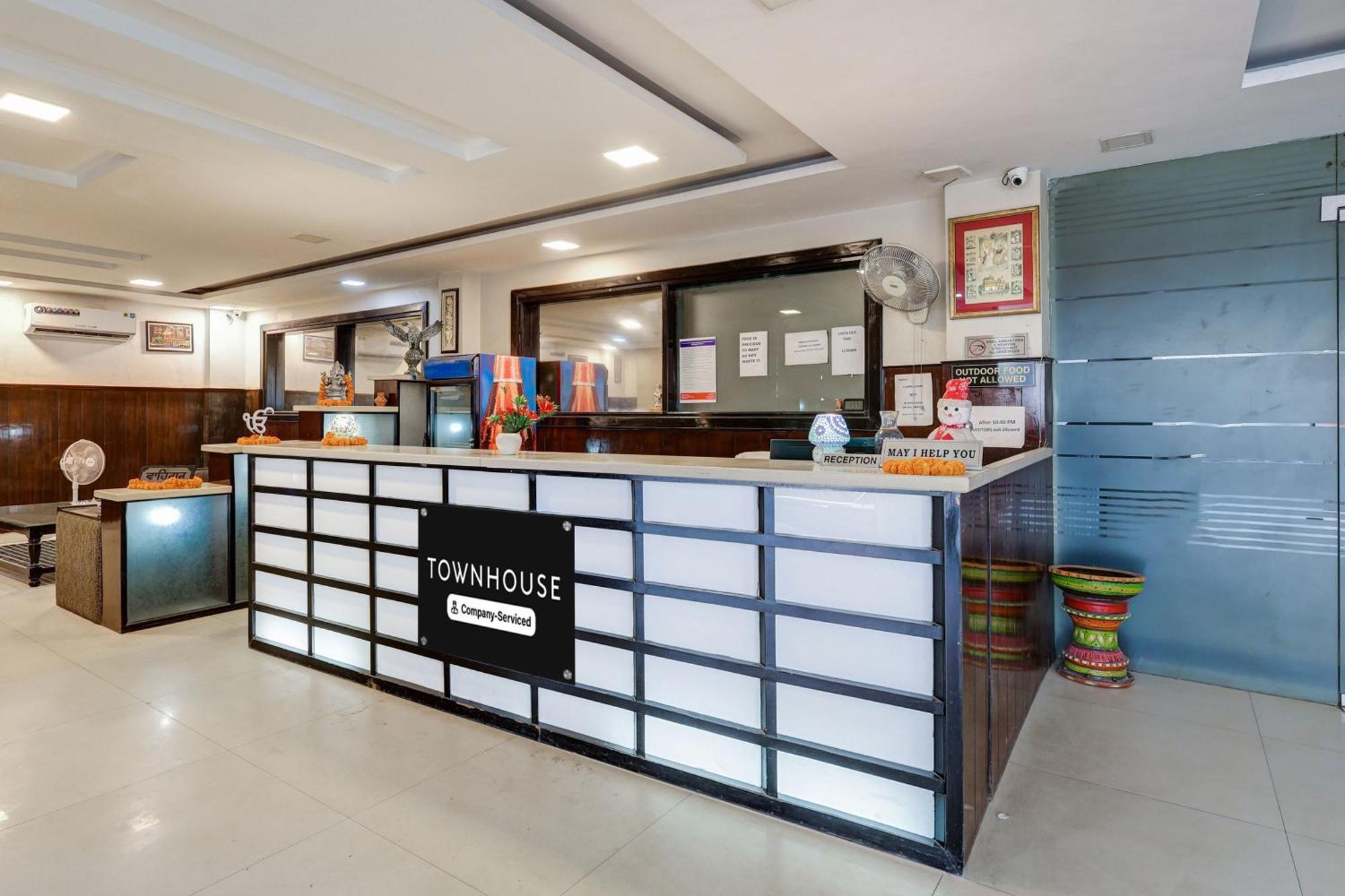 Super Townhouse Sector 38 Gurgaon Near Medanta Hotel ภายนอก รูปภาพ