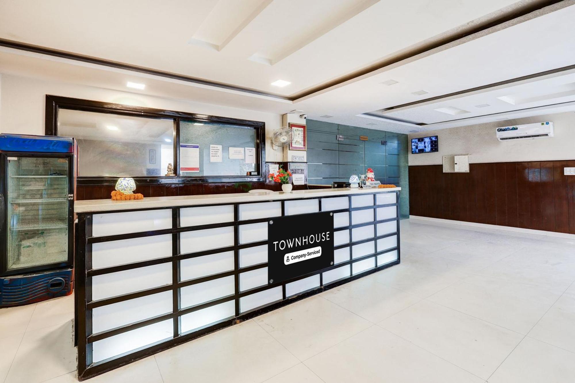 Super Townhouse Sector 38 Gurgaon Near Medanta Hotel ภายนอก รูปภาพ